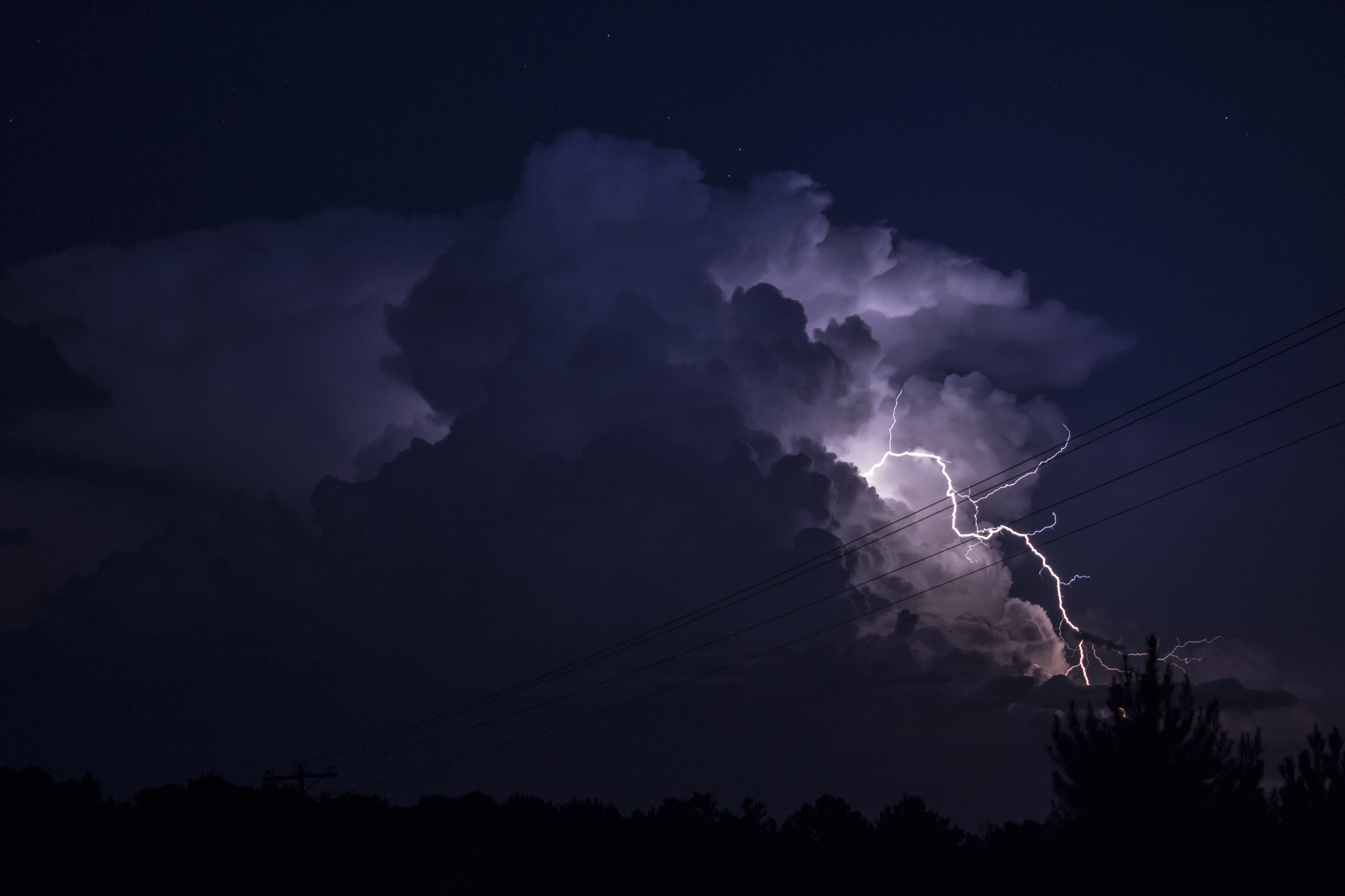 picture of a dark sky and lightning
